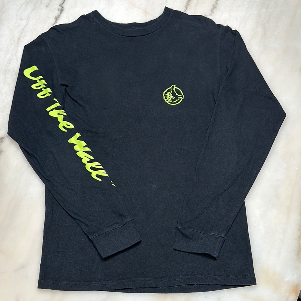 VANS • Black and Green Long Sleeve Tee with Bold Sleeve Design - S